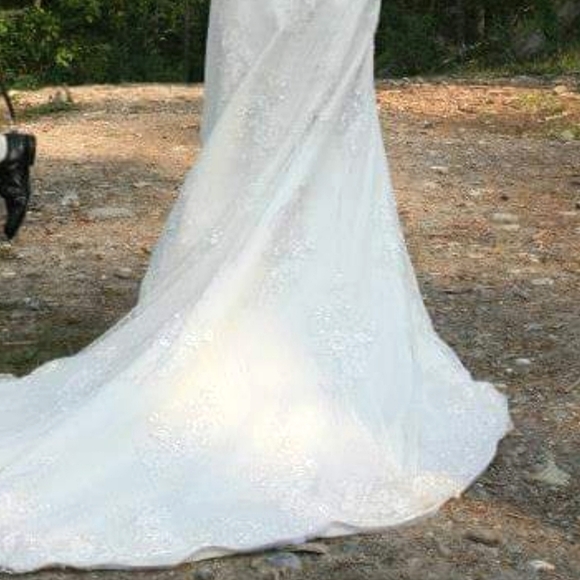 'Alfred Angelo Sapphire' Ivory Lace Beaded Mermaid Sillhoutte Wedding Gown - Picture 2 of 16